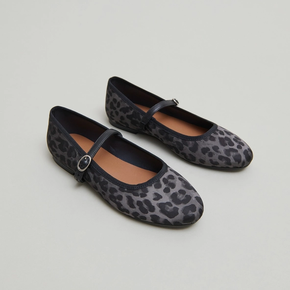Ballerines à brides in gray leopard textile