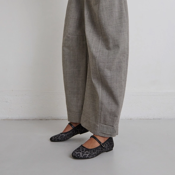 Ballerines à brides in gray leopard textile