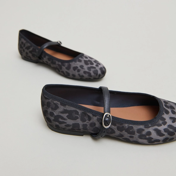 Ballerines à brides in gray leopard textile