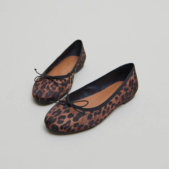 Ballerines &agrave; lacets in brown leopard textile | DELFINA