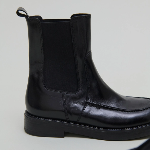 Boots &agrave; &eacute;lastiques larges in black leather | ALLAN