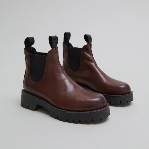 Boots à semelles crantées in brown patinated leather | ROCHE