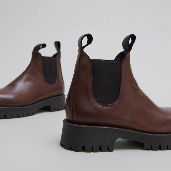 Boots à semelles crantées in brown patinated leather | ROCHE