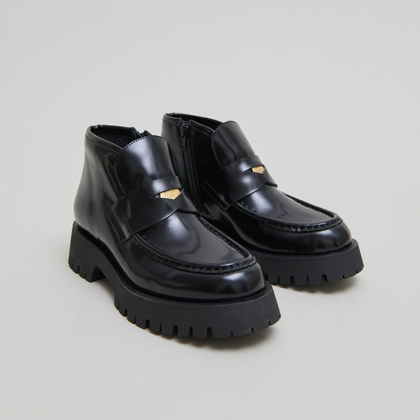 Boots &agrave; empi&egrave;cements in black glazed leather | DESK