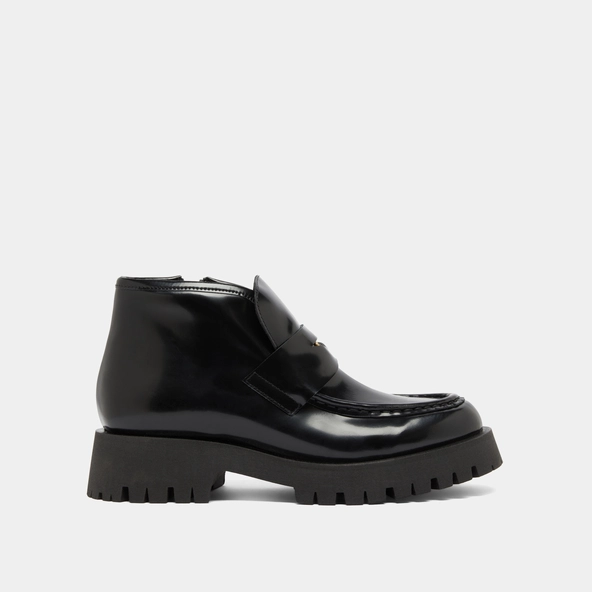 Boots &agrave; empi&egrave;cements in black glazed leather | DESK