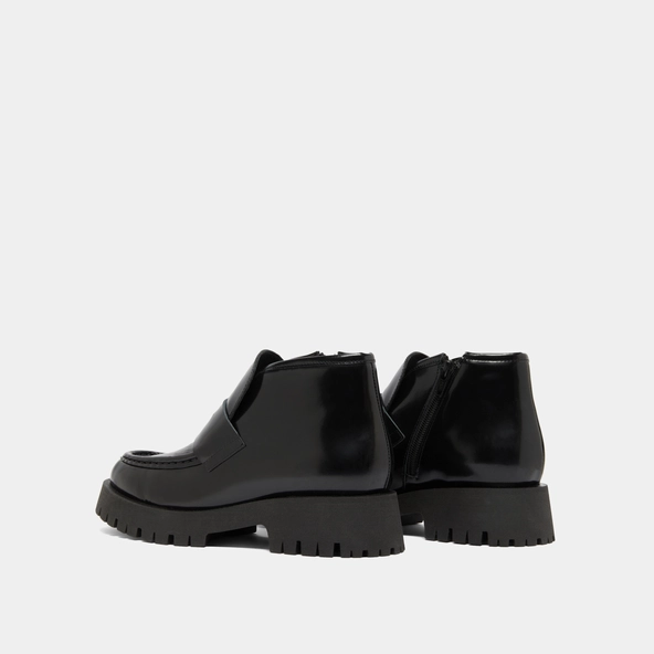 Boots &agrave; empi&egrave;cements in black glazed leather | DESK