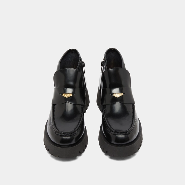 Boots &agrave; empi&egrave;cements in black glazed leather | DESK