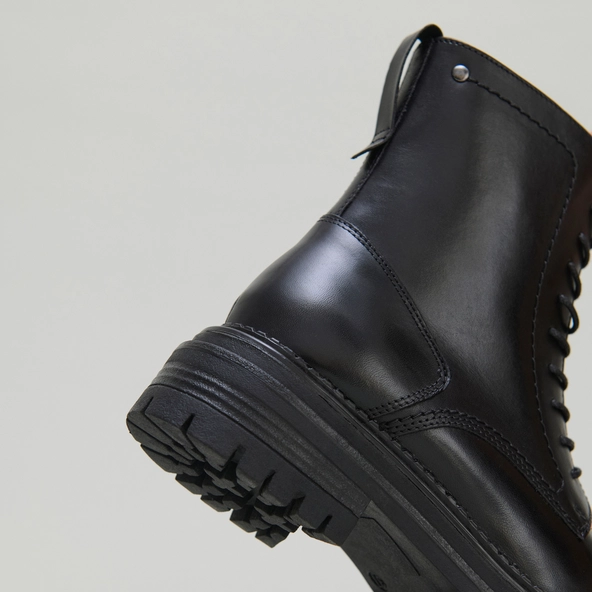Boots à lacets et semelles crantées in black leather | ADALICE