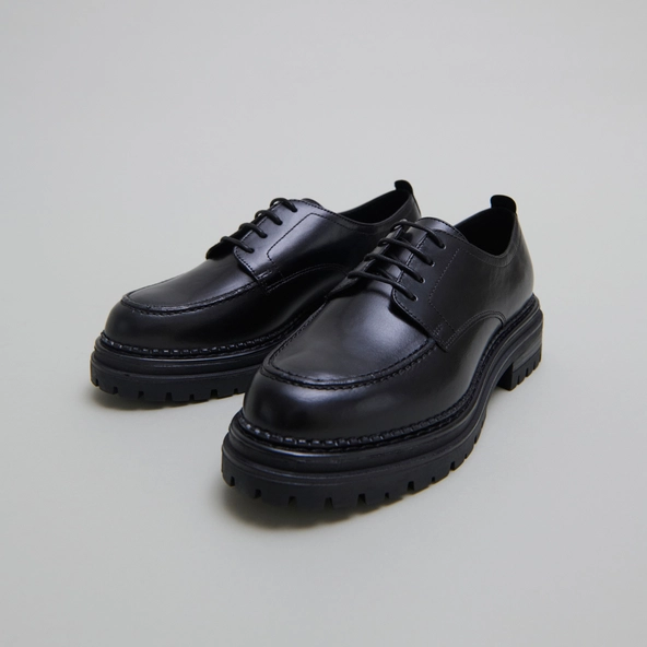 Derbies &agrave; semelles crant&eacute;es in black leather | ADALOU