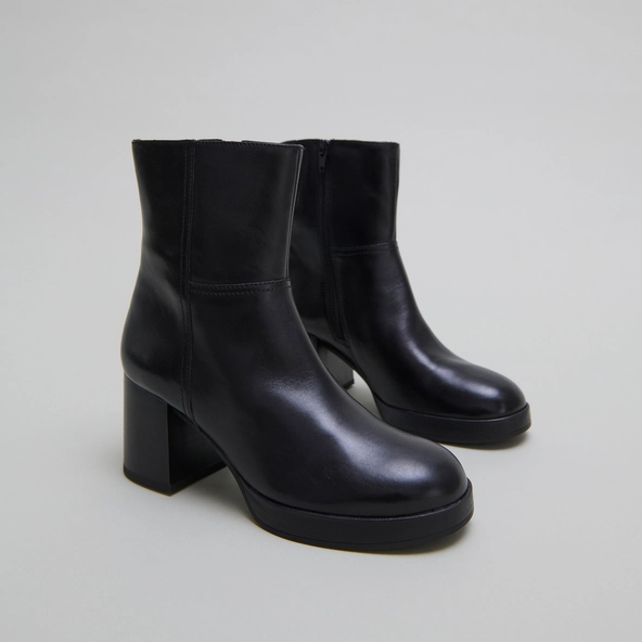 Bottines &agrave; talons flare in black leather | ANELLE