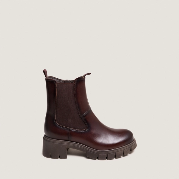 Boots à semelles crantées et bouts ronds... in red-brown leather | ARONA