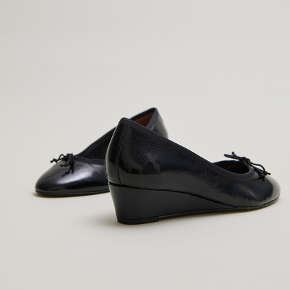 Ballerines compens&eacute;es in black pleated varnish | airelle