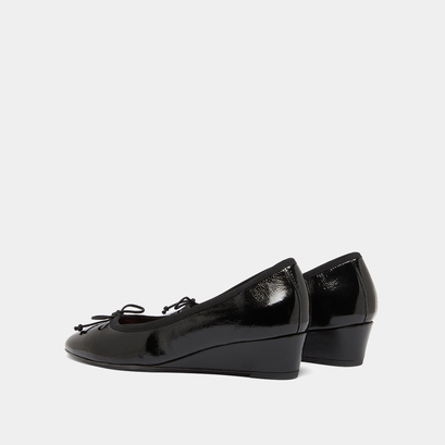 Ballerines compens&eacute;es in black pleated varnish | airelle