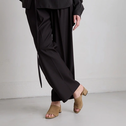 Mules &agrave; talons et bouts ouverts in taupe crust | butterfly