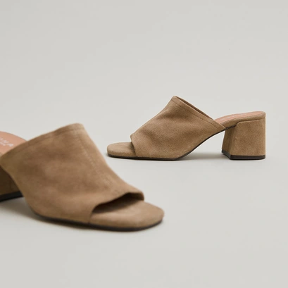 Mules &agrave; talons et bouts ouverts in taupe crust | butterfly
