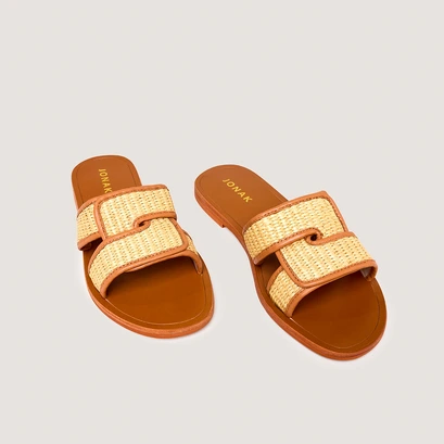 Nu-pieds &agrave; brides larges in beige raffia and camel leather | wava