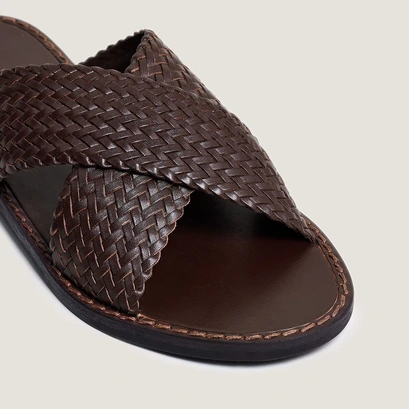 Nu-pieds &agrave; brides larges entrecrois&eacute;es... in dark brown leather | witch