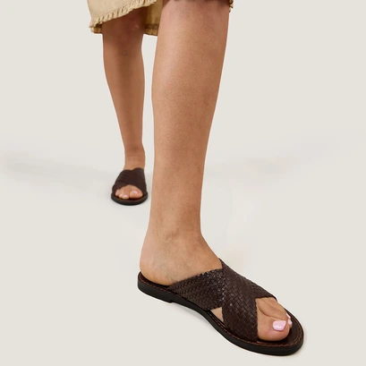 Nu-pieds &agrave; brides larges entrecrois&eacute;es... in dark brown leather | witch