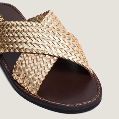 Nu-pieds &agrave; brides larges entrecrois&eacute;es... in gold leather | witch