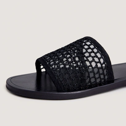 Nu-pieds &agrave; d&eacute;tails ajour&eacute;s in black mesh and velvet | WAW