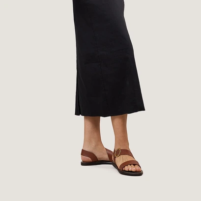 Sandals with wide straps and adjustable buckles in cognac leather | welbi