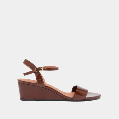 Sandales compens&eacute;es in dark brown shiny leather | agrume