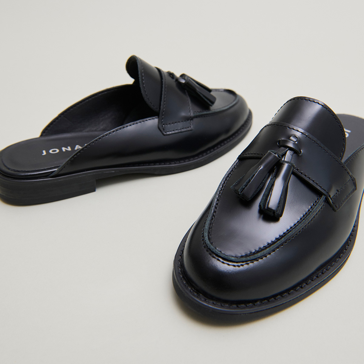 Mocassins &agrave; glands et bouts arri&egrave;res ouv... black