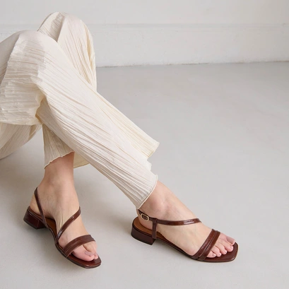 Sandals with small heels in dark brown shiny leather | anaya