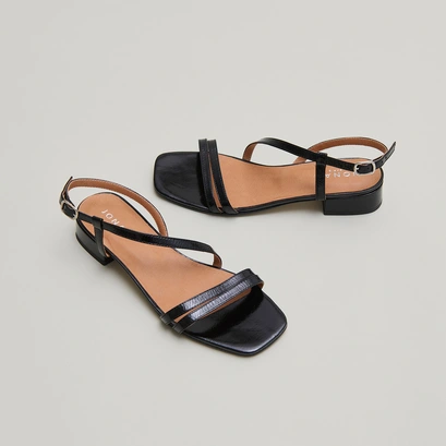Sandals with small heels in black shiny leather | anaya