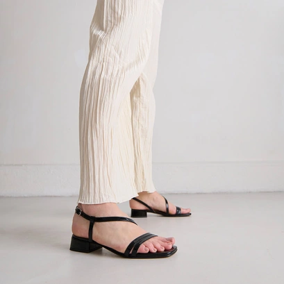 Sandals with small heels in black shiny leather | anaya