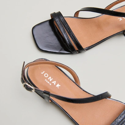 Sandals with small heels in black shiny leather | anaya