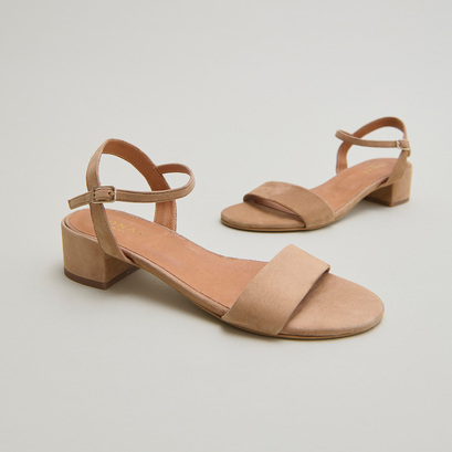 Sandales &agrave; talons carr&eacute;s in camel velvet | via