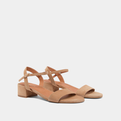 Sandales &agrave; talons carr&eacute;s in camel velvet | via