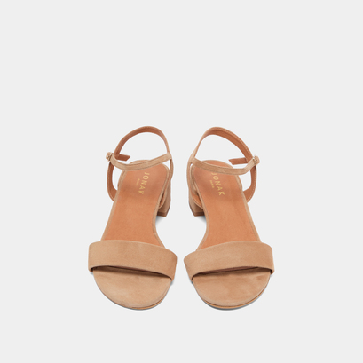 Sandales &agrave; talons carr&eacute;s in camel velvet | via