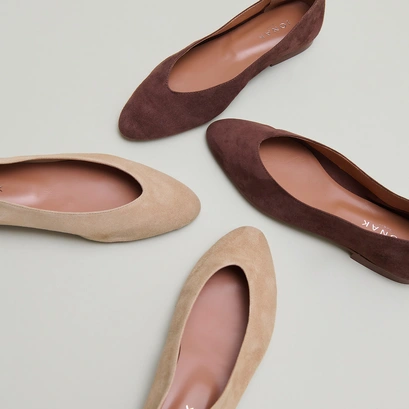 Ballerines &agrave; bouts pointus in camel velvet | dassus