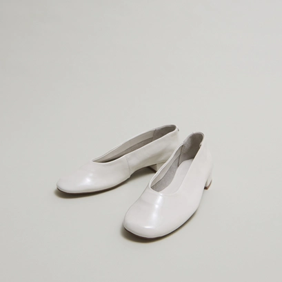 Ballerines &agrave; petits talons in ecru pleated varnish | lea