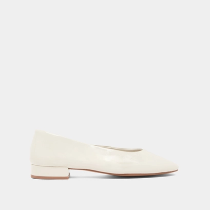 Ballerines &agrave; petits talons in ecru pleated varnish | lea