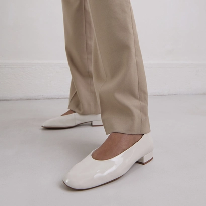 Ballerines &agrave; petits talons in ecru pleated varnish | lea
