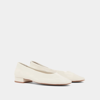 Ballerines &agrave; petits talons in ecru pleated varnish | lea
