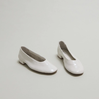 Ballerines &agrave; petits talons in ecru pleated varnish | lea