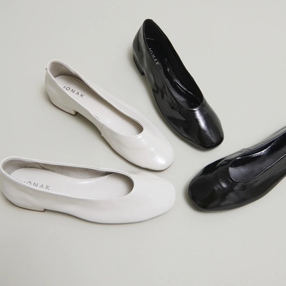 Ballerines &agrave; petits talons in ecru pleated varnish | lea