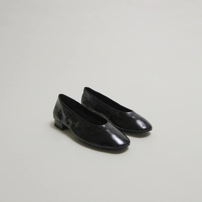 Ballerines &agrave; petits talons in black pleated varnish | lea