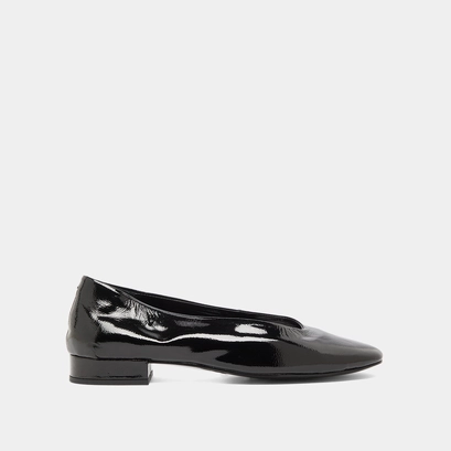 Ballerines &agrave; petits talons in black pleated varnish | lea