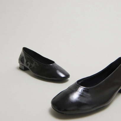 Ballerines &agrave; petits talons in black pleated varnish | lea