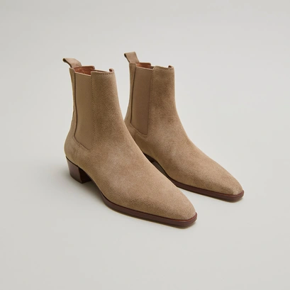 Boots &agrave; l&eacute;gers talons biseaut&eacute;s et bouts pointus in taupe suede | papaye