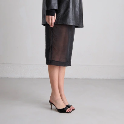 Mules with small heels in black shiny leather | vertigo