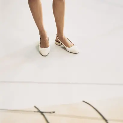 Slingbacks ballet flats in ecru patent and leather | dhapou