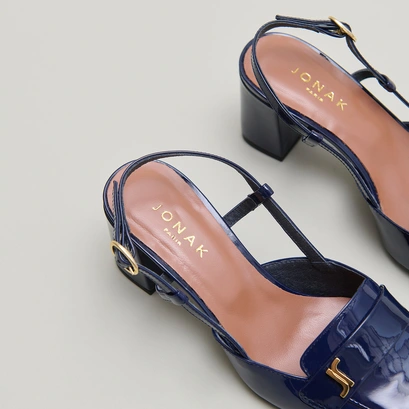 Pointed-toe slingbacks in marine varnish | DESPUES