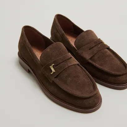Round-toe loafers in brown suede | duedi