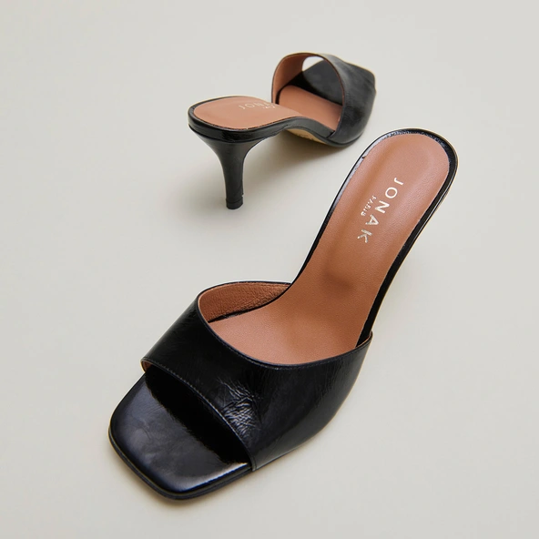 Mules with small heels in black shiny leather | VERTIGO